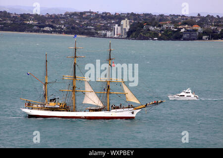 AUCKLAND - Oktober 25: Tall Ship, einer abgeschlossenen Barke mit dem Namen 'Picton Castle" von Kanada Segeln aus Australien kommen im Waitemata Harbour in Auckland. Stockfoto