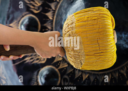 Hand schlagen große Gong im Tempel Stockfoto