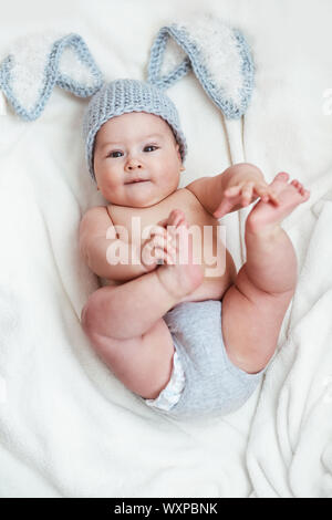 Porträt eines süßen 6 Monate alten Baby tragen Kaninchen hat Stockfoto