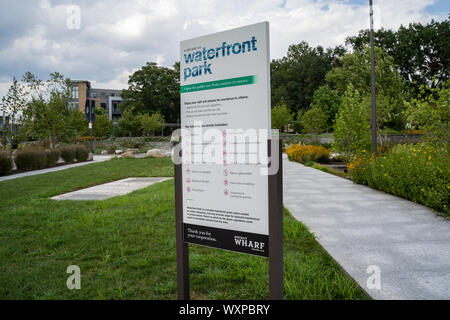 Washington, DC - 7. August 2019: Zeichen für die Waterfront Park im Bezirk Wharf auf Südwesten DC entfernt Stockfoto