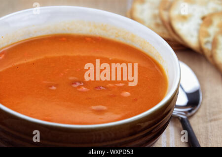 Tomate Biskuit mit Crackern. Extrem geringe Tiefenschärfe. Stockfoto