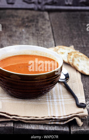 Tomate Biskuit mit Crackern über eine rustikale Hintergrund. Stockfoto