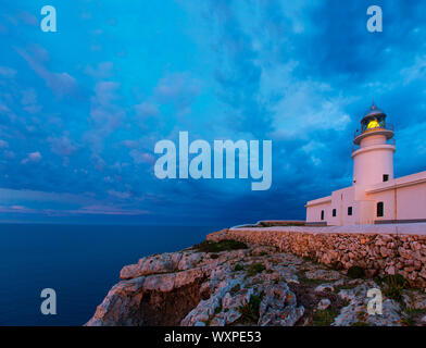 Menorca-Sonnenuntergang in Faro weit de Caballeria Leuchtturm am Balearen es Mercadal Stockfoto