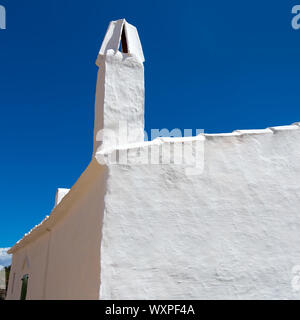 Menorca Es Grau weiße Haus Schornstein Detail in Balearen Stockfoto