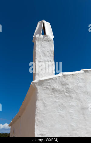 Menorca Es Grau weiße Haus Schornstein Detail in Balearen Stockfoto