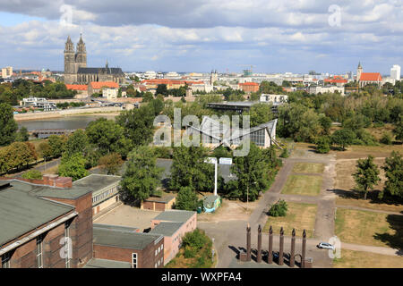 Magdeburg, Deutschland. 05 Sep, 2019. Blick vom 60 Meter hohen Aussichtsturm Albin-Müller auf den Spätsommer City Park und die Kathedrale der Hauptstadt. Am 31.10.2019 wird der Turm in der Nähe bis zum nächsten Frühjahr. Credit: Peter Gercke/dpa-Zentralbild/ZB/dpa/Alamy leben Nachrichten Stockfoto