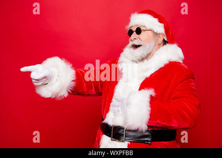 Winter Weihnachtszeit. Profil Seitenansicht humorvolle Weise Stil reifen Santa in Brillen weißen Bart index Zeigefinger beiseite stellen übertragen toothy Stockfoto