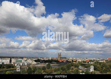Magdeburg, Deutschland. 05 Sep, 2019. Blick vom 60 Meter hohen Aussichtsturm Albin-Müller auf den Spätsommer City Park und die Kathedrale der Hauptstadt. Am 31.10.2019 wird der Turm in der Nähe bis zum nächsten Frühjahr. Credit: Peter Gercke/dpa-Zentralbild/ZB/dpa/Alamy leben Nachrichten Stockfoto