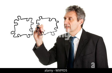 Geschäftsmann Zeichnung Puzzlestücke. Isoliert auf weiss Stockfoto