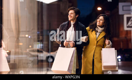Glückliches Paar nach erfolgreicher Shopping, Wandern im Freien Stockfoto