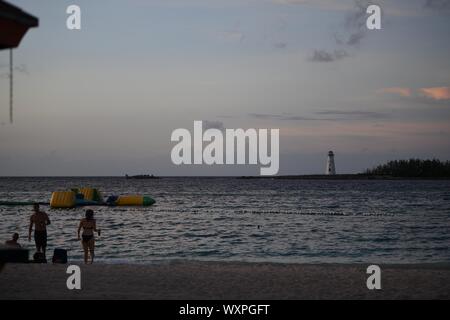 Nassau, Bahamas. 16 Sep, 2019. Leute haben Spaß am Strand Tage nach dem Hurrikan Dorian fegte Nassau, der Hauptstadt der Bahamas, Sept. 16, 2019. Hurricane Dorian, ein Kategorie 5 Sturm, bildete ein Landfall auf Elbow Cay, Abaco Inseln der Bahamas an Sept. 1. Medienberichten zufolge wird die Liste der fehlenden als Folge des Hurrikans Dorian mit einer alarmierenden 1.300 Menschen und die Zahl der Todesopfer auf 50 steht. Credit: Xin Yuewei/Xinhua/Alamy leben Nachrichten Stockfoto