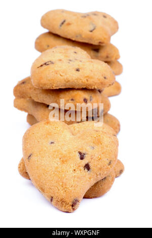 Haufen Valentine Cookies geformte Herzen mit Rosinen auf weißem Hintergrund Stockfoto
