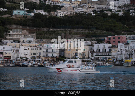 Coast Guard verlassen Marina Grande auf Capri in der Dämmerung im Sommer Italien Stockfoto