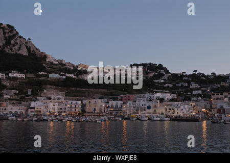 Marina Grande auf Capri in der Dämmerung im Sommer Italien Stockfoto