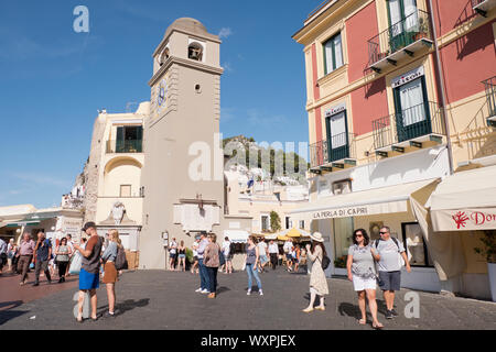 Touristen in Piazza Umberto auf der Insel Capri im Sommer Italien Stockfoto