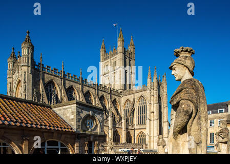 Stadt Bath, römische BathTerrace & Bath Abbey. Statue, Sueton Paulinus (Gouverneur: 58-61 AD), für seine Rolle in "Unterwerfen der Boudiccan Rebellion bekannt. Stockfoto