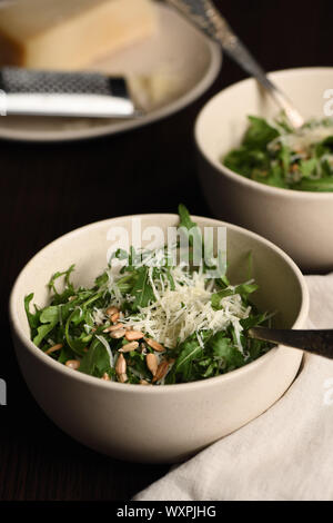 Rucola Salat mit Sonnenblumen Kerne und bestreut mit geriebenem Parmesan Stockfoto