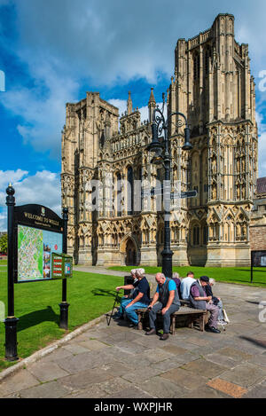 Wells Cathedral in Brunnen Somerset, zwischen 1176 und 1450 erbaut. Anglikanische. Die Westfront. Stockfoto