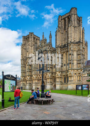 Wells Cathedral in Brunnen Somerset, zwischen 1176 und 1450 erbaut. Anglikanische. Die Westfront. Stockfoto