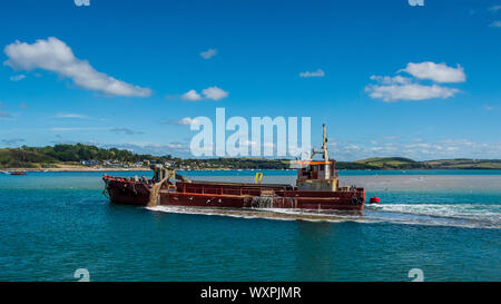 Ausbaggern um die Doom Bar. Der Sand Snipe Schwimmbagger ausbaggern Um die Doom Bar Sandbank aus Padstow in North Cornwall GROSSBRITANNIEN Stockfoto