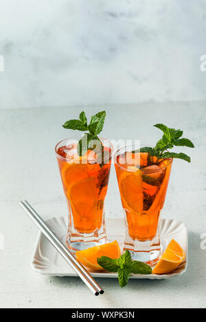 Mint Sommer Tee mit Orange in ein hohes Glas. erfrischenden alkoholfreien Getränk Stockfoto