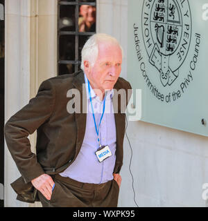 Westminster, London, UK, 17. Sep 2019. Veteran broadcaster David Dimbleby verlässt das Gebäude während einer Pause. Der erste Tag der Fall des Höchsten Gerichts über die Aussetzung des Parlaments, von Rechtsanwalt Gina Müller, der zusammen mit dem ehemaligen britischen PM John Major. Der Fall wird über drei Tagen ab heute gehört zu werden. Stockfoto