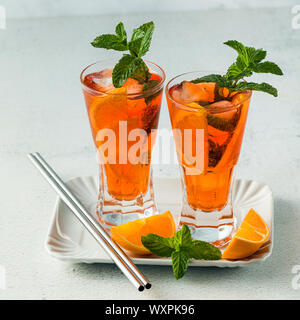 Mint Sommer Tee mit Orange in ein hohes Glas. erfrischenden alkoholfreien Getränk Stockfoto