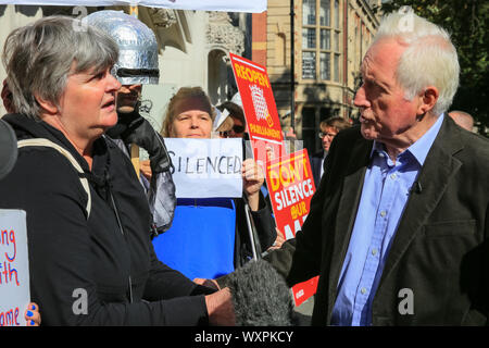 Westminster, London, UK, 17. Sep 2019. Veteran broadcaster David Dimbleby Interviews eine pro-europäische Demonstrant. Der erste Tag der Fall des Höchsten Gerichts über die Aussetzung des Parlaments, von Rechtsanwalt Gina Müller, der zusammen mit dem ehemaligen britischen PM John Major. Der Fall wird über drei Tagen ab heute gehört zu werden. Stockfoto