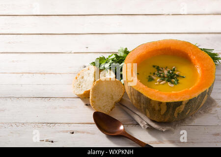Kürbis und Karotten Suppe auf weiße Holztisch. Herbst essen. Platz kopieren Stockfoto