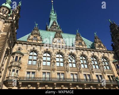 HAMBURG - MÄRZ 31, 2019: Historische Hamburger Rathaus Innenhof Stockfoto
