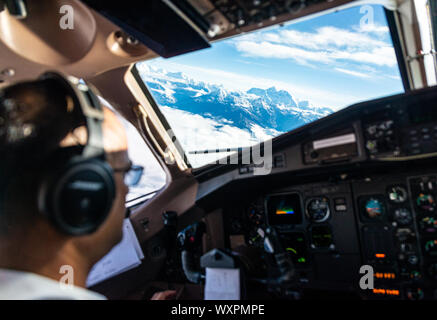 NEPAL - August 9, 2019: Mount Everest durch das Cockpit eines Buddha Air Flug Berge gesehen. Stockfoto