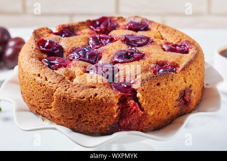 Close-up von Pflaume Torte auf einem weissen Teller, horizontale Ansicht von oben Stockfoto