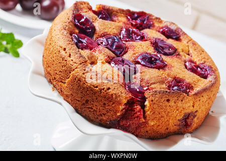 Close-up lecker Pflaume Torte auf einem weissen Teller, horizontale Ansicht von oben Stockfoto
