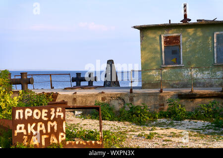 Bild von einem verlassenen Fluß Pier mit einem alten unbewohnten Haus mit Gras bewachsen Stockfoto