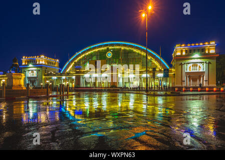 Bangkok Bahnhof (Hua Lamphong) an regnerischen Nacht Stockfoto