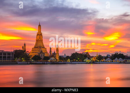 Wat Arun von Chao Phraya Fluss in Bangkok, Thailand Stockfoto