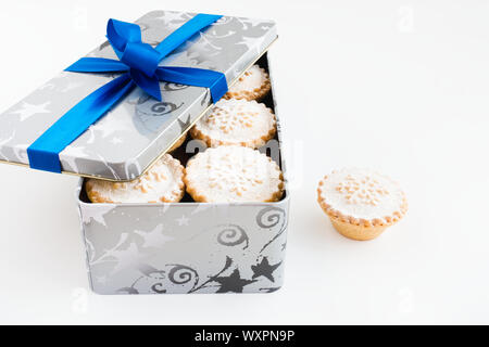 Nahaufnahme von mince pies in cookie Zinn auf weißem Hintergrund. Stockfoto