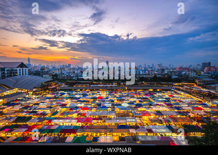 Zug Nacht Markt Ratchada in Bangkok, Thailand Stockfoto