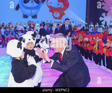 Peking, China. 17 Sep, 2019. Internationalen Olympischen Komitee (IOC) Präsident Thomas Bach spricht mit jungen Schauspielern während der Beijing 2022 Olympischen Spiele und die Paralympischen Spiele Maskottchen starten in Peking, der Hauptstadt von China, Sept. 17, 2019. Credit: Shen Hong/Xinhua/Alamy leben Nachrichten Stockfoto