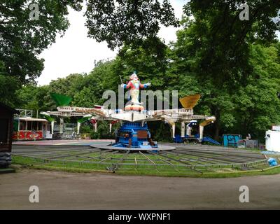 BERLIN - April, 2015: Carnival Ride (Fahrgeschäft) gesetzt wird - bis/an deutschen Kirmes montiert Stockfoto