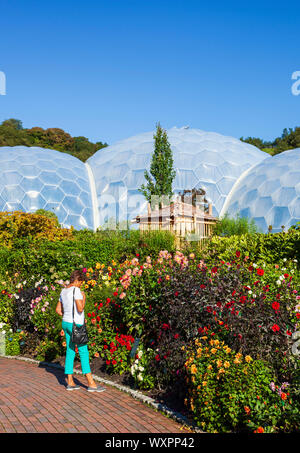 Frau in das Projekt Eden Gardens. Stockfoto