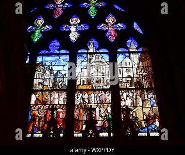 Glasfenster in Saint Etienne du Mont Kirche. Paris, Frankreich. August 14, 2019. Stockfoto