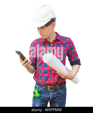 Ingenieur mit Handy mit Hand gerollt Blueprints und weißen Helm Kunststoff auf weißem Hintergrund tragen. bau Konzept Stockfoto
