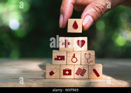 Hand, Würfel Würfel Gesundheit und medizinische Symbole mit kopieren. Gesunde und medizinische Konzept. Stockfoto