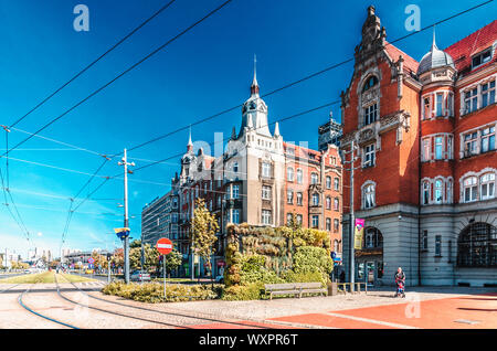 Kattowitz, Schlesien, Polen; 15. September 2019: Stadthäuser des Korfanty Street im Zentrum von Kattowitz mit Straßenbahn und Spodek Sporthalle Stockfoto