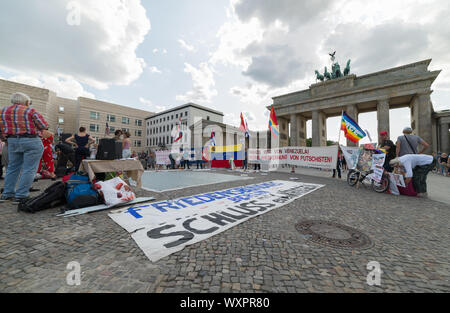 Berlin - Deutschland - August 3, 2019: Sitzen in der Demonstranten auf dem Platz vor dem Brandenburger Tor Stockfoto