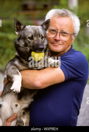 KJELL - OLOF FELDT ehemaliger schwedischer Finanzminister mit sein schwedischer vallhund Stockfoto