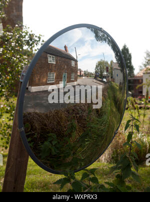 Eine konvexe Verkehrssicherheit Spiegel in Tilton auf der Hill Village, Leicestershire, England, Großbritannien Stockfoto