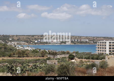 Malta, Mai 2019: Mellieha Bay mit Hotels und das blaue Meer. Stockfoto