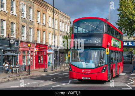 Die Caledonian Road, oder "Die Cally" bekannt ist, ist der Hauptverkehrsstraße durch den Norden Londoner Stadtteil Islington. Stockfoto